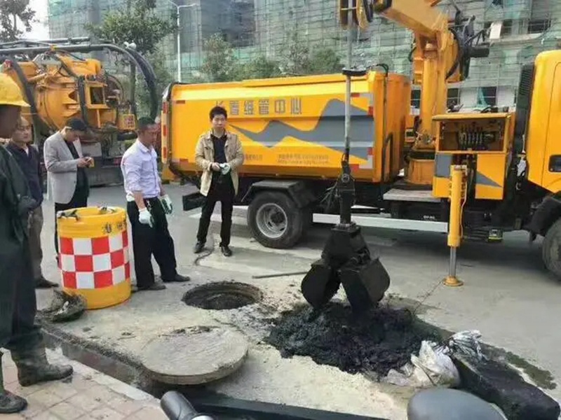 罗定街道：网格员化身“清道夫”，为民解忧疏通“堵心”化粪池