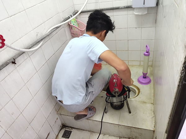 罗定肥皂掉到马桶里把马桶堵住了怎么办？马桶堵住了怎么办