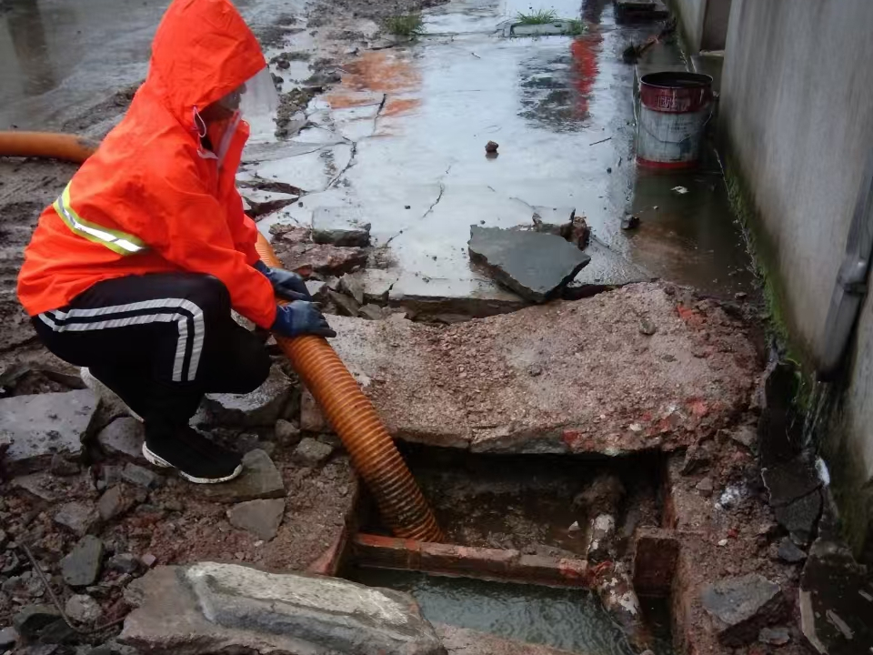 罗定专业清理污水池 炜誉市政以规范流程守护城市 “肠道”